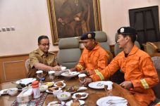 Anies Jamu Petugas Damkar...