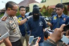 Lawan Polisi, Perampok...