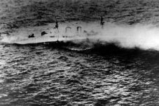6 Kapal Perang di Laut...