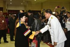 Dapat Gelar Doktor HC,...