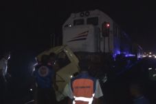 Truk Ditabrak KA Sancaka...