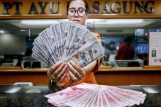 Rupiah Pulang Terpukul...