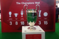 Liverpool Pamerkan Trofi...