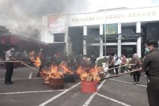 Kejari Serang Musnahkan...