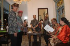 Satukan Keluarga yang...