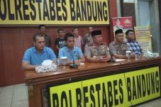 Menyerahkan Diri, Pemberi...