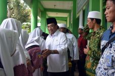 Budi Karya Ajak Santri...