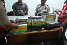Petugas Bandara SMB...