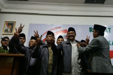 Guru Madrasah Diniyah...