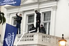 Panjat Balkon Kedutaan,...