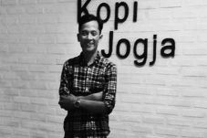 Renggo Darsono, Merintis...