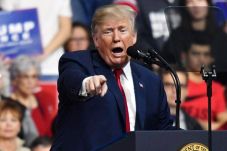 Trump Pertimbangkan...
