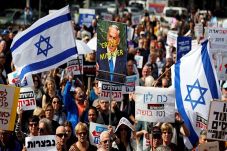 Desak Netanyahu Mundur,...