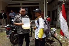 Pria Ini Bersepeda 5...