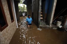 Sungai Ciliwung Meluap,...