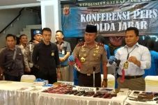 Produksi dan Jual Senpi...
