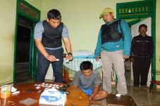 Gerebek Rumah Pengedar...