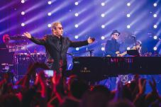 Elton John dan Keputusannya...