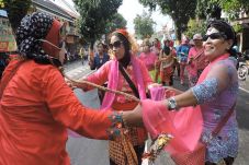 Serunya Pawai Nenek-Nenek...