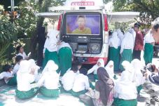 Tak Hanya Membaca, Mobil...