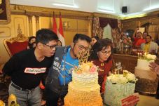 SYL Berulang Tahun,...