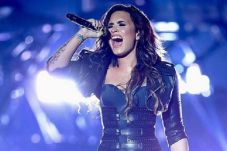 Demi Lovato Bantu Ibunya...