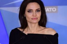 Angelina Jolie Suka...