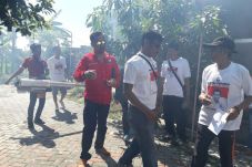 Warga Acungi Jempol...