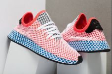 Tren Sneakers dengan...