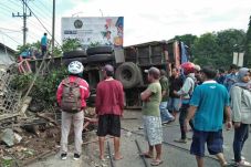 Truk Tabrak L 300 serta...