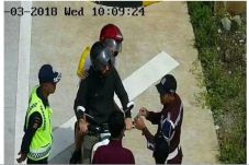 Naik Motor, Dua Turis...