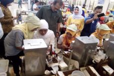 Atasi Kemiskinan, Khofifah...
