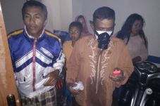 Gunung Ijen Keluarkan...