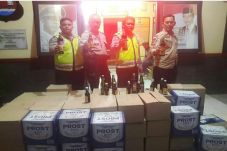 Ratusan Botol Miras...