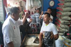 Kunjungi Pasar Antri,...