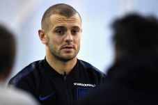 Wilshere Absen Bela...