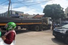 Truk Trailer Mogok di...