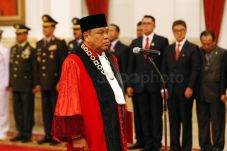 Respons Jokowi Soal...