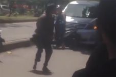 Orang Gila Bersenjata...