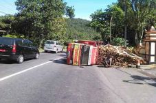 Kelebihan Muatan, Truk...