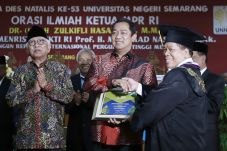 Wali Kota Semarang Raih...