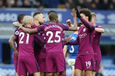 Kalahkan Everton, Manchester...