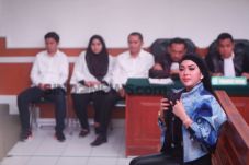 Syahrini Buka Jaket...