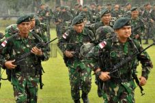 Anggota Raider yang...