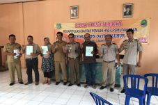 Ngantor di Kelurahan,...