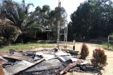 Massa Bakar Pos di Taman...