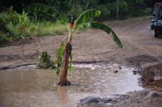 Jalan Rusak, Warga Sidimpuan...