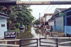 Diguyur Hujan Deras...