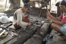 Melihat Pembuatan Golok...