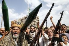 Pemberontak Houthi Serang...